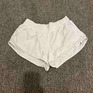 lululemon white hotty hot 2.5 shorts